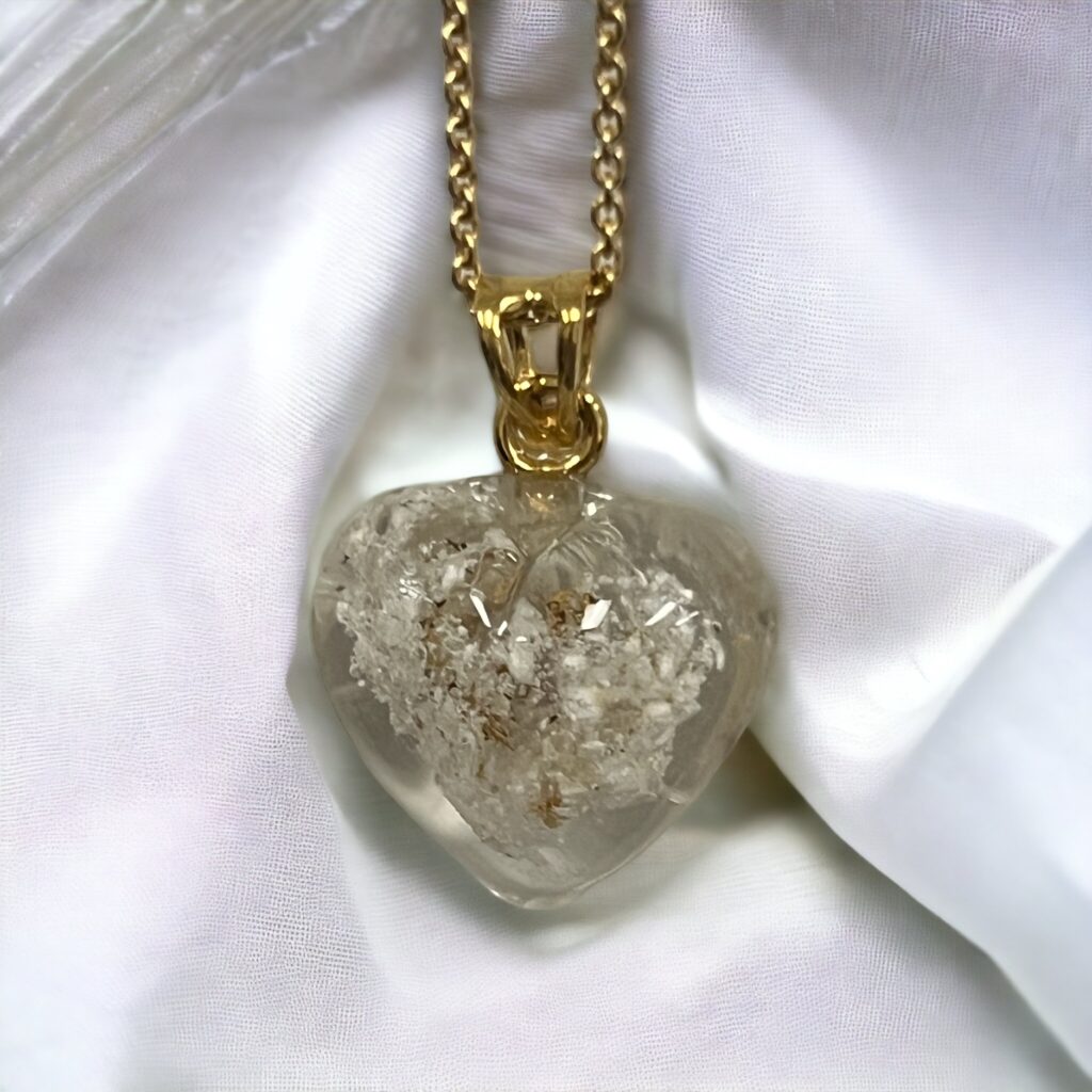 Forglem mig ej hjerte her i krystal klart glas og lidt aske fra et savnet kæledyr